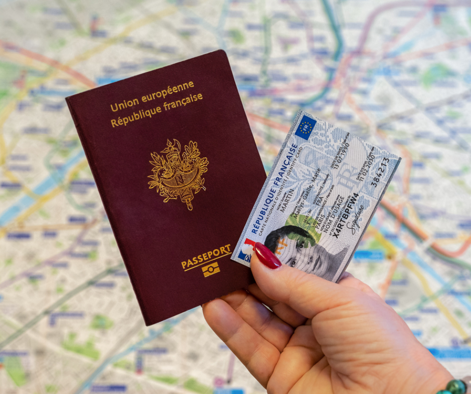 Un passeport et une carte nationale d'identité